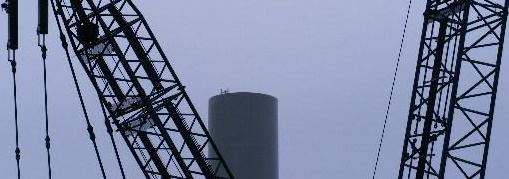 Kran am unfertigen Windrad